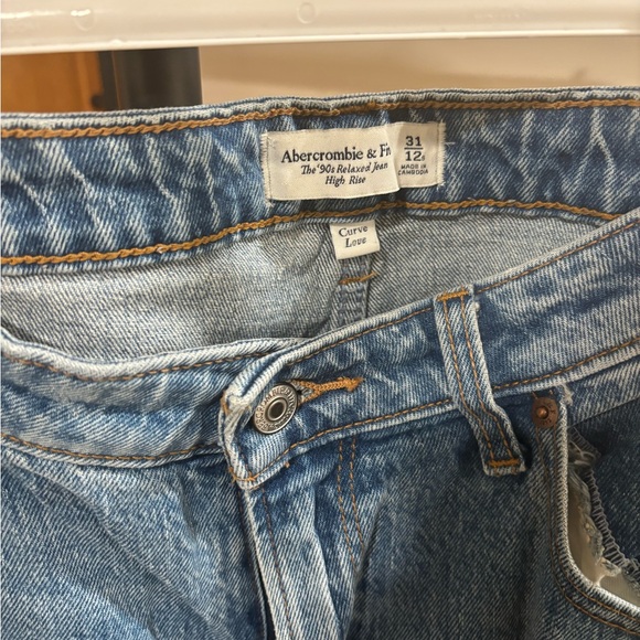 Abercrombie & Fitch Curve Love Relaxed Fit Blue Jeans - Picture 2 of 3